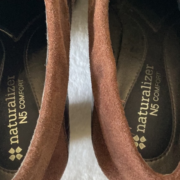 Naturalizer Brown Heels with Brogue Detailing Victorian - Picture 8 of 8